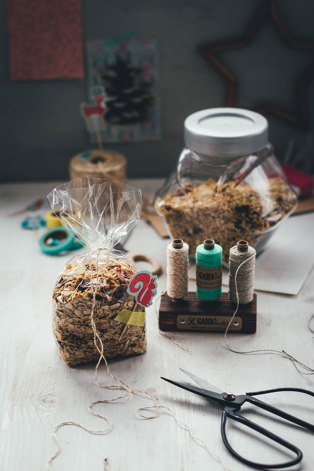 Rezept für X-mas Granola | leckeres weihnachtliches Knuspermüsli | mit Verpackungstipps für das Weihnachtsmüsli | moeyskitchen.com #granola #knuspermüsli #müsli #weihnachten #weihnachtsgeschenk #geschenkidee #geschenkeausderküche #foodblogger #rezepte