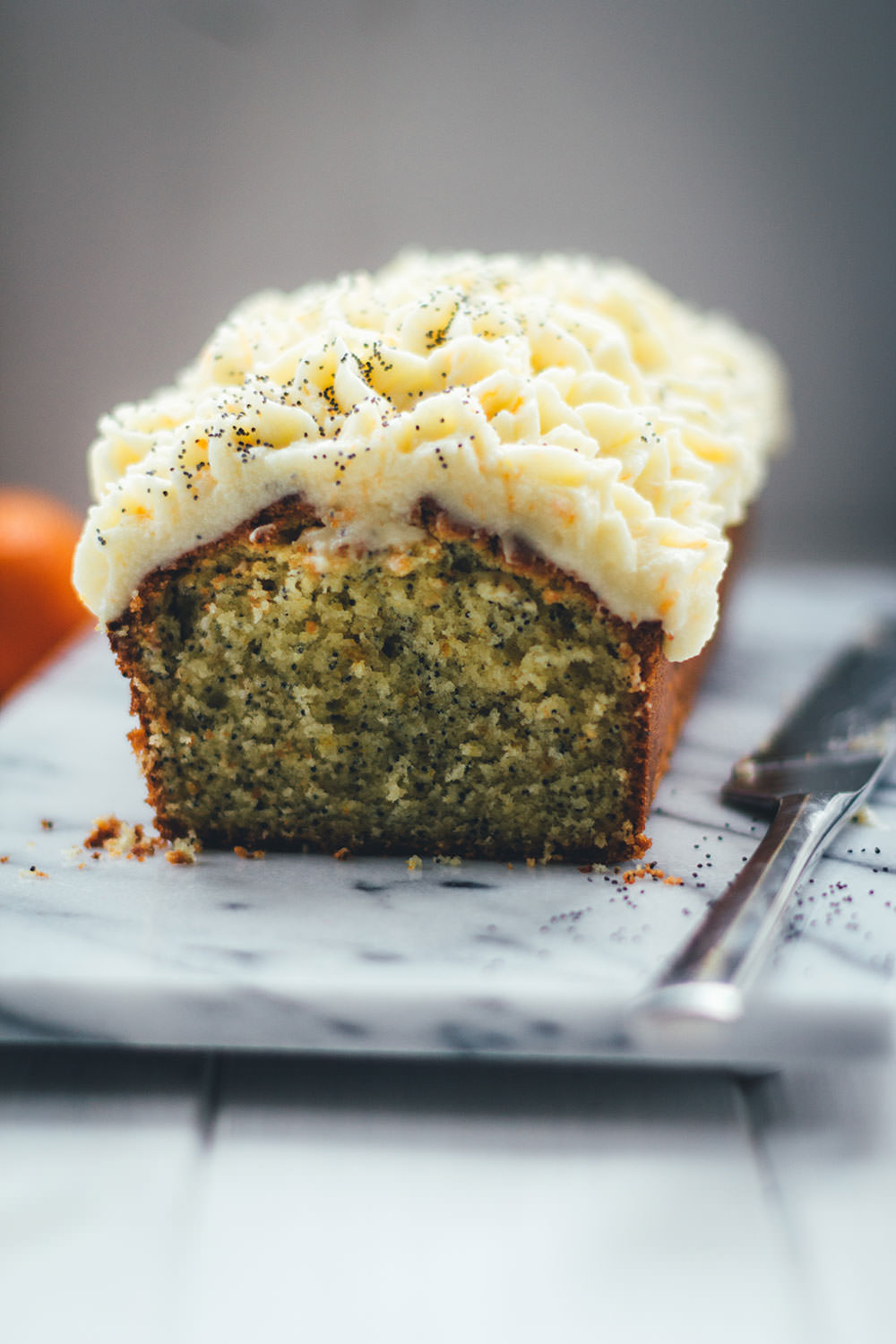 Rezept für saftigen Clementinen-Kuchen mit Mohn und Crème fraîche Frosting | moeyskitchen.com #kuchen #kuchenbacken #clementinen #mohnkuchen #clementinenkuchen #rezepte #foodblogger #backen #backrezept