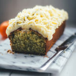 Rezept für saftigen Clementinen-Kuchen mit Mohn und Crème fraîche Frosting | moeyskitchen.com #kuchen #kuchenbacken #clementinen #mohnkuchen #clementinenkuchen #rezepte #foodblogger #backen #backrezept