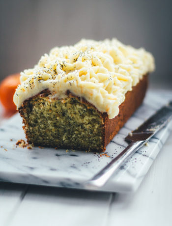 Rezept für saftigen Clementinen-Kuchen mit Mohn und Crème fraîche Frosting | moeyskitchen.com #kuchen #kuchenbacken #clementinen #mohnkuchen #clementinenkuchen #rezepte #foodblogger #backen #backrezept