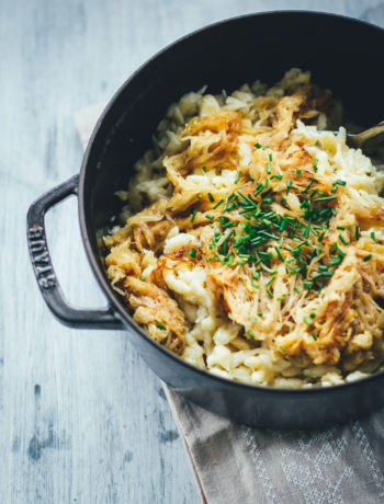 Käsespätzle mit geschmorten Zwiebeln sind für mich DAS Soul Food in Herbst und Winter. Wenn es draußen kalt und ungemütlich wird, geht doch nichts über frische Spätzle, würzigen Käse und Schmorzwiebeln. Meine vegetarischen Chäschnöpfli bereite ich auf Schweizer Art mit Emmentaler zu. Mit österreichischem Bergkäse schmecken sie als Kasspatzn oder Kasspatzln wie in einer Berghütte in Tirol | moeyskitchen.com