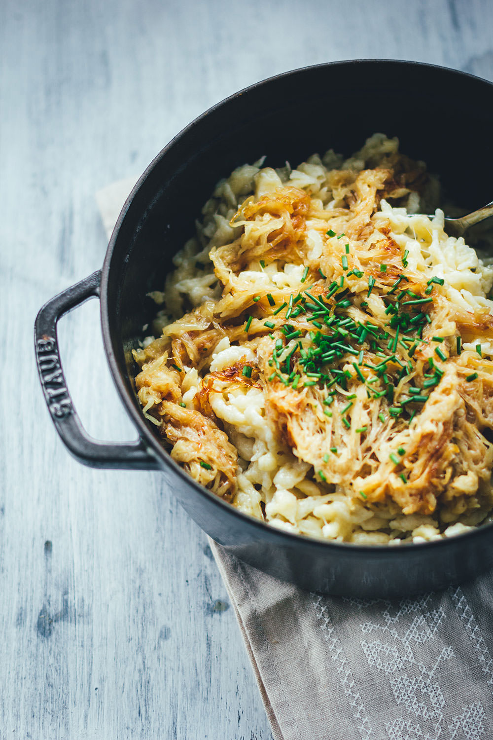 Käsespätzle mit geschmorten Zwiebeln sind für mich DAS Soul Food in Herbst und Winter. Wenn es draußen kalt und ungemütlich wird, geht doch nichts über frische Spätzle, würzigen Käse und Schmorzwiebeln. Meine vegetarischen Chäschnöpfli bereite ich auf Schweizer Art mit Emmentaler zu. Mit österreichischem Bergkäse schmecken sie als Kasspatzn oder Kasspatzln wie in einer Berghütte in Tirol | moeyskitchen.com