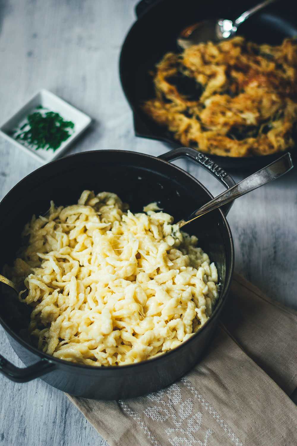 Rezept für leckere Käsespätzle - selbst gemachtes vegetarisches Soul Food für Herbst und Winter | Käsespätzle mit Emmentaler und geschmorten Zwiebeln | moeyskitchen.com #käsespätzle #kaesespaetzle #kässpatzn #käsknöpfle #herbstküche #winterküche #soulfood #vegetarisch #veggie #spätzle #rezepte #foodblogger