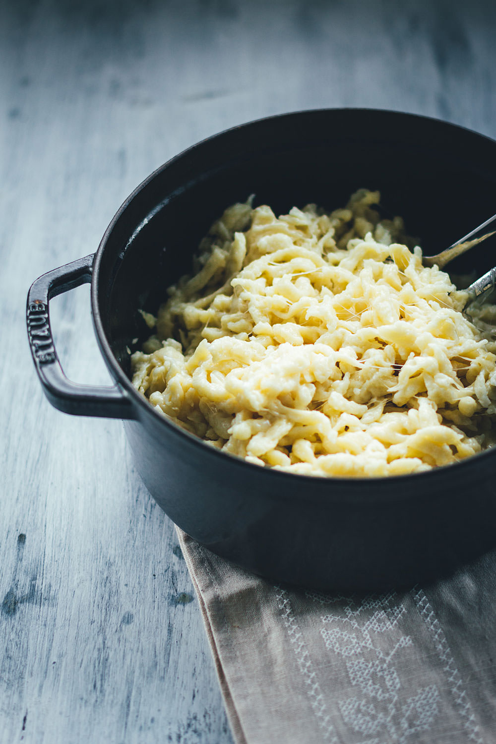 Käsespätzle mit geschmorten Zwiebeln sind für mich DAS Soul Food in Herbst und Winter. Wenn es draußen kalt und ungemütlich wird, geht doch nichts über frische Spätzle, würzigen Käse und Schmorzwiebeln. Meine vegetarischen Chäschnöpfli bereite ich auf Schweizer Art mit Emmentaler zu. Mit österreichischem Bergkäse schmecken sie als Kasspatzn oder Kasspatzln wie in einer Berghütte in Tirol | moeyskitchen.com