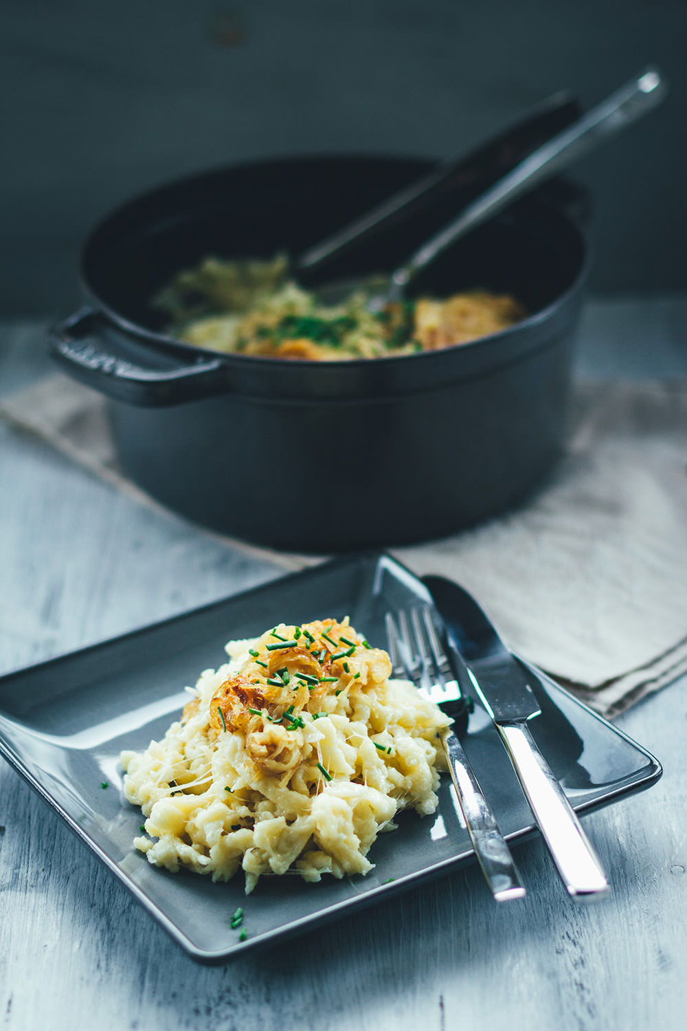 Käsespätzle mit geschmorten Zwiebeln sind für mich DAS Soul Food in Herbst und Winter. Wenn es draußen kalt und ungemütlich wird, geht doch nichts über frische Spätzle, würzigen Käse und Schmorzwiebeln. Meine vegetarischen Chäschnöpfli bereite ich auf Schweizer Art mit Emmentaler zu. Mit österreichischem Bergkäse schmecken sie als Kasspatzn oder Kasspatzln wie in einer Berghütte in Tirol | moeyskitchen.com