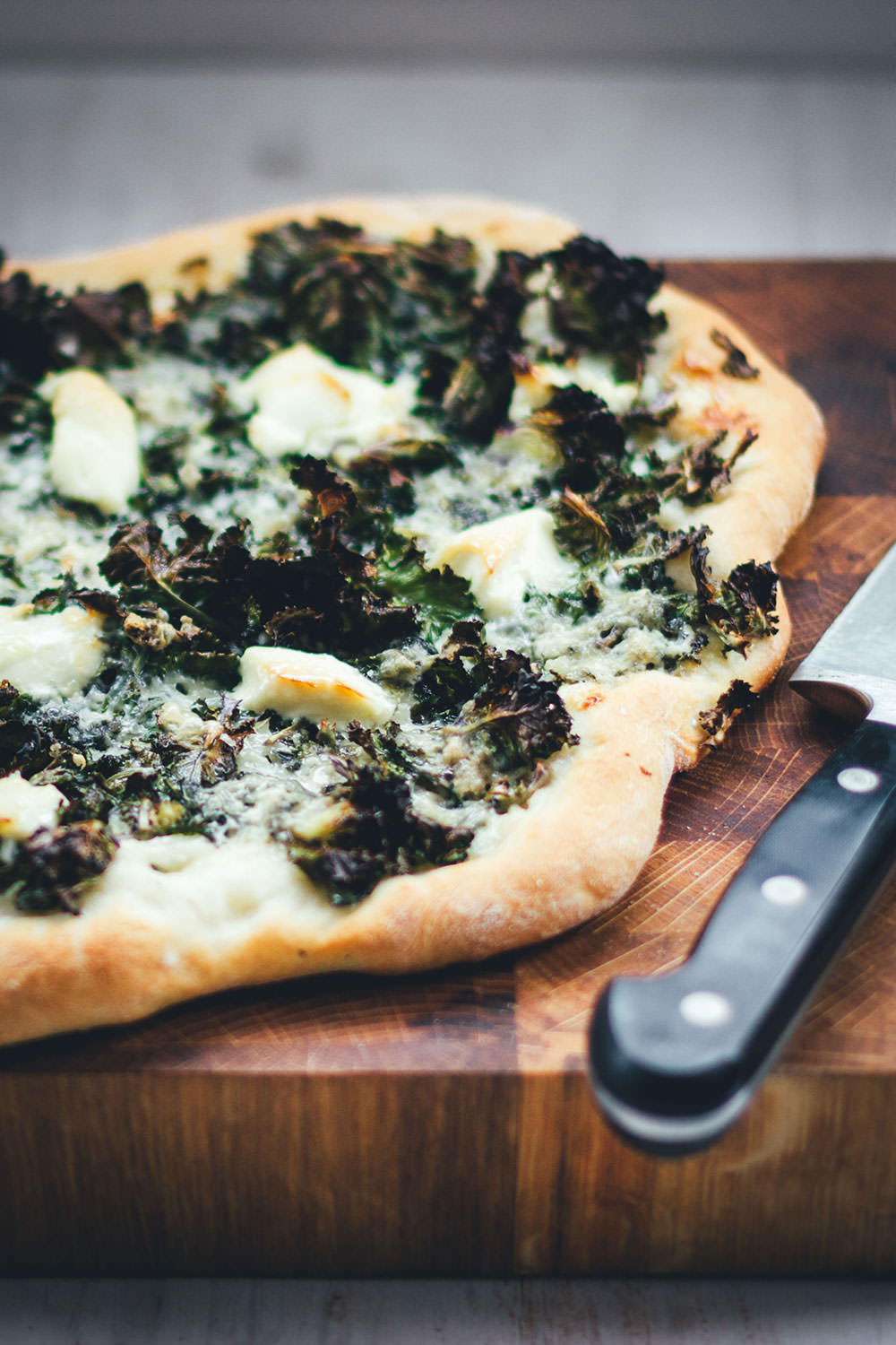Rezept für knusprige Winterpizza mit Kohlröschen (Flower Sprouts), Mozzarella und Gorgonzola | moeyskitchen.com #pizza #pizzarezept #winterrezept #winterpizza #rezepte #flowersprouts #vegetarisch #veggie #foodblogger