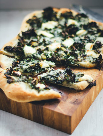 Rezept für knusprige Winterpizza mit Kohlröschen (Flower Sprouts), Mozzarella und Gorgonzola | moeyskitchen.com #pizza #pizzarezept #winterrezept #winterpizza #rezepte #flowersprouts #vegetarisch #veggie #foodblogger