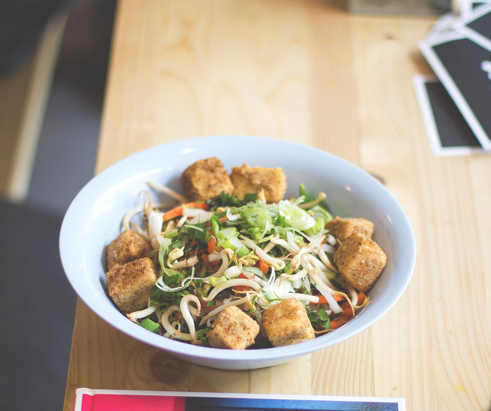 Thai-Glasnudelsalat mit frittiertem Tofu von der Straßenküche im Laden Ein Thai-Glasnudelsalat mit frittiertem Tofu von der Straßenküche im Laden Ein
