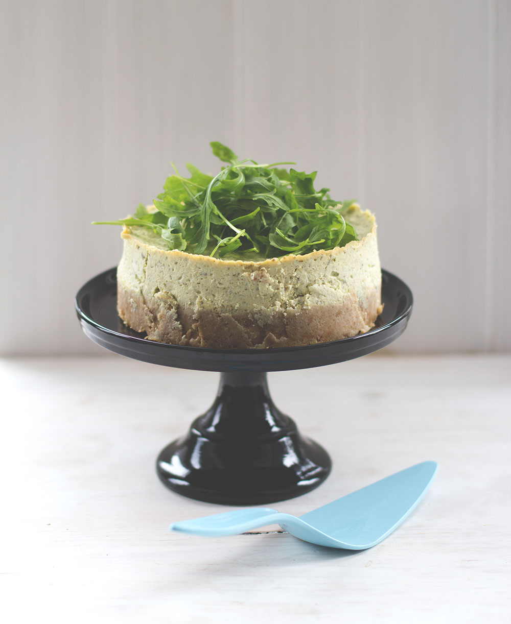 Herzhafter Cheesecake mit Rucola-Pesto | moeyskitchen.com