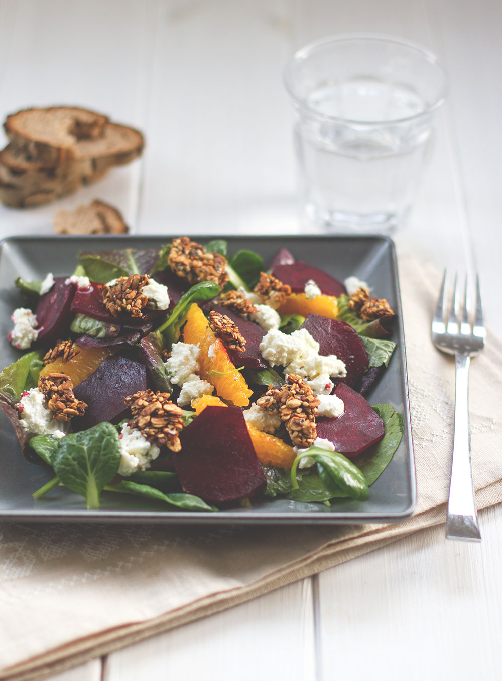Frühlingssalat mit gebackener Roter Bete, Ziegenfrischkäse, Orangen und herzhaftem Granola
