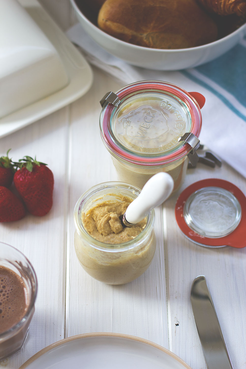 Rezept für lecker-cremige weiße Schoko-Haselnuss-Creme (Rezept mit und ohne Thermomix) Rezept für lecker-cremige weiße Schoko-Haselnuss-Creme (Rezept mit und ohne Thermomix)