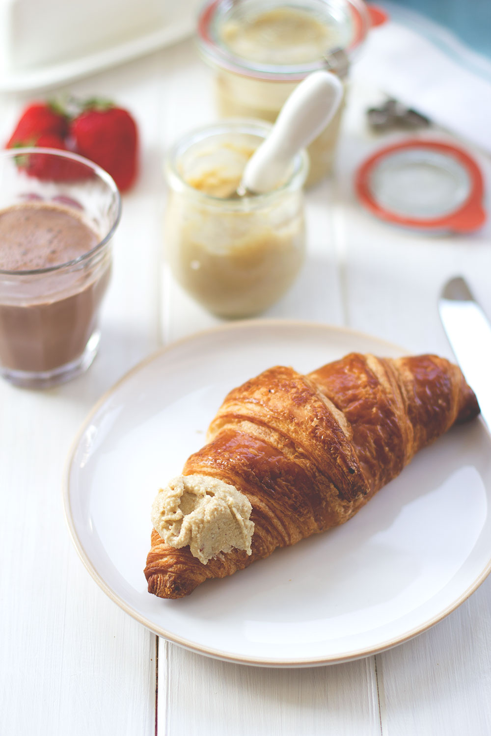 Rezept für lecker-cremige weiße Schoko-Haselnuss-Creme (Rezept mit und ohne Thermomix) Rezept für lecker-cremige weiße Schoko-Haselnuss-Creme (Rezept mit und ohne Thermomix)