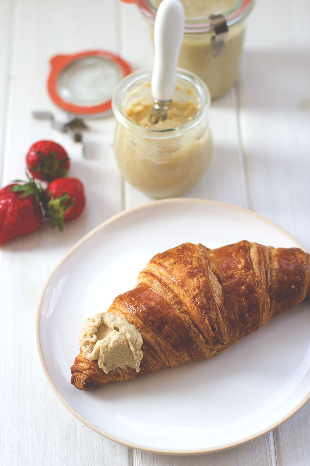 Rezept für lecker-cremige weiße Schoko-Haselnuss-Creme (Rezept mit und ohne Thermomix) Rezept für lecker-cremige weiße Schoko-Haselnuss-Creme (Rezept mit und ohne Thermomix)