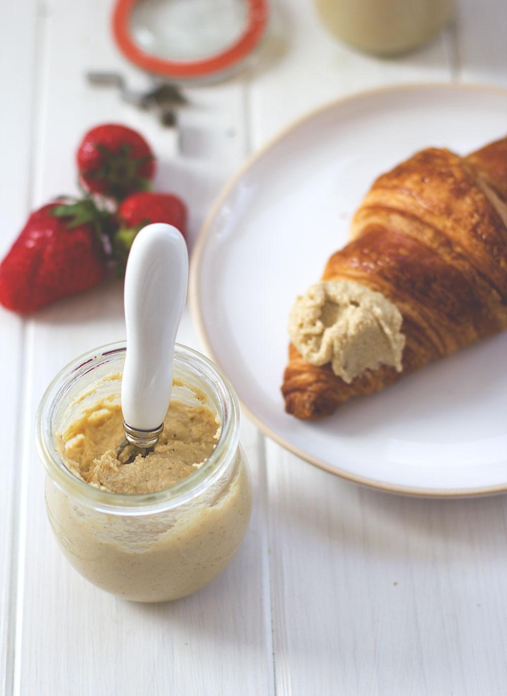 Rezept für lecker-cremige weiße Schoko-Haselnuss-Creme (Rezept mit und ohne Thermomix) Rezept für lecker-cremige weiße Schoko-Haselnuss-Creme (Rezept mit und ohne Thermomix)