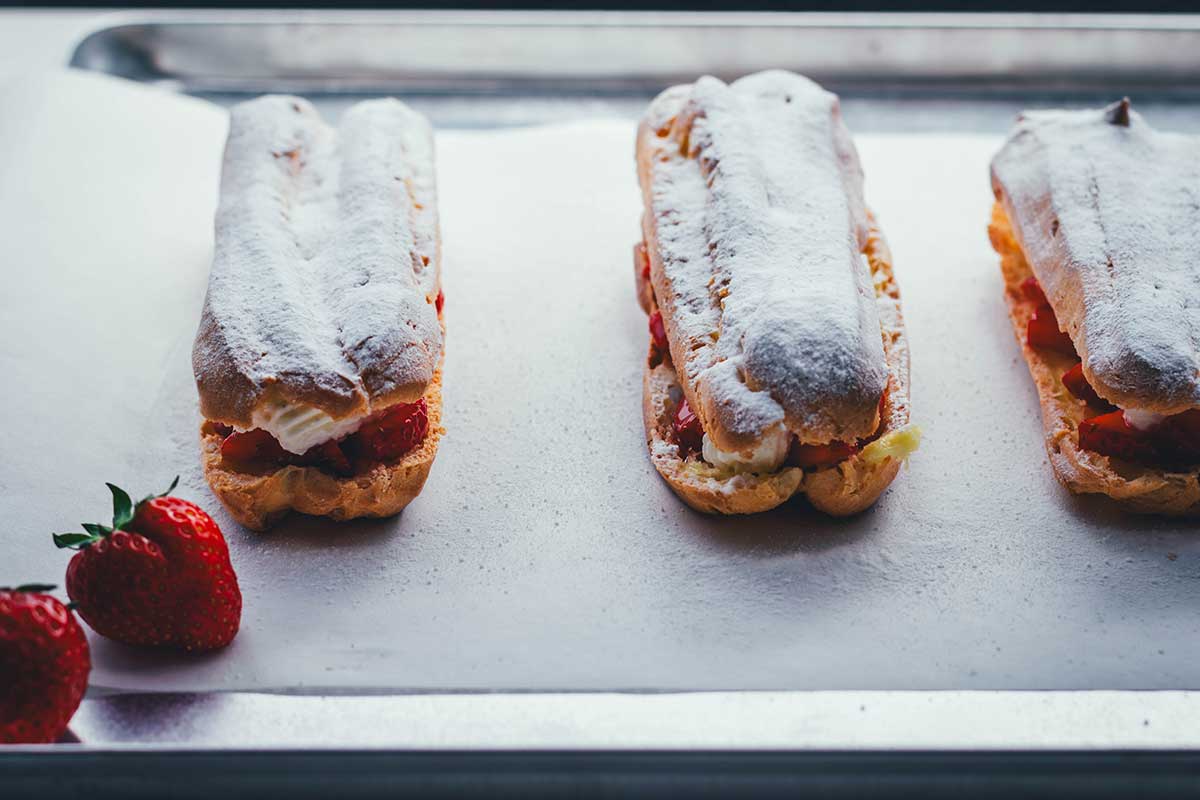 Rezept für Brandteig aus dem Thermomix und Eclairs mit Erdbeeren und Mascarpone-Sahne | moeyskitchen.com