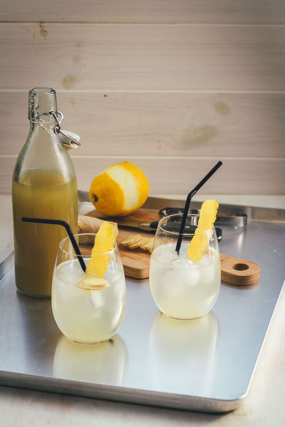 Rezept für Ingwer-Zitronen-Sirup | selbst gemachter Getränkesirup | Rezept mit und ohne Thermomix | moeyskitchen.com #sirup #ingwerzitronensirup #ingwer #zitrone #rezepte #getränke #selbstgemacht #homemade #foodblogger #thermomix #tm5 #tm6 #tm31 #thermomixrezepte #siruprezepte #getränkesirup