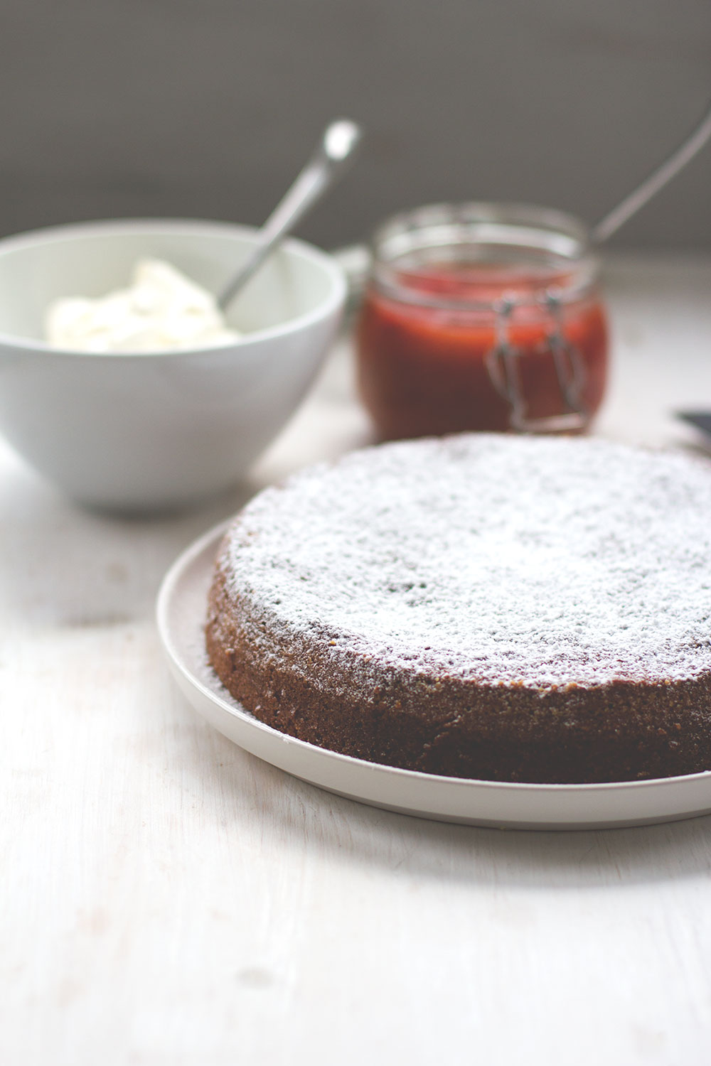 Rezept für saftigen Mandelkuchen mit Rhabarber-Erdbeer-Kompott