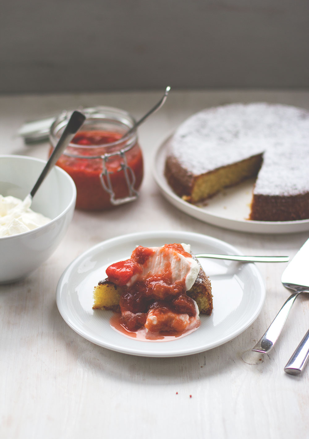 Rezept für saftigen Mandelkuchen mit Rhabarber-Erdbeer-Kompott