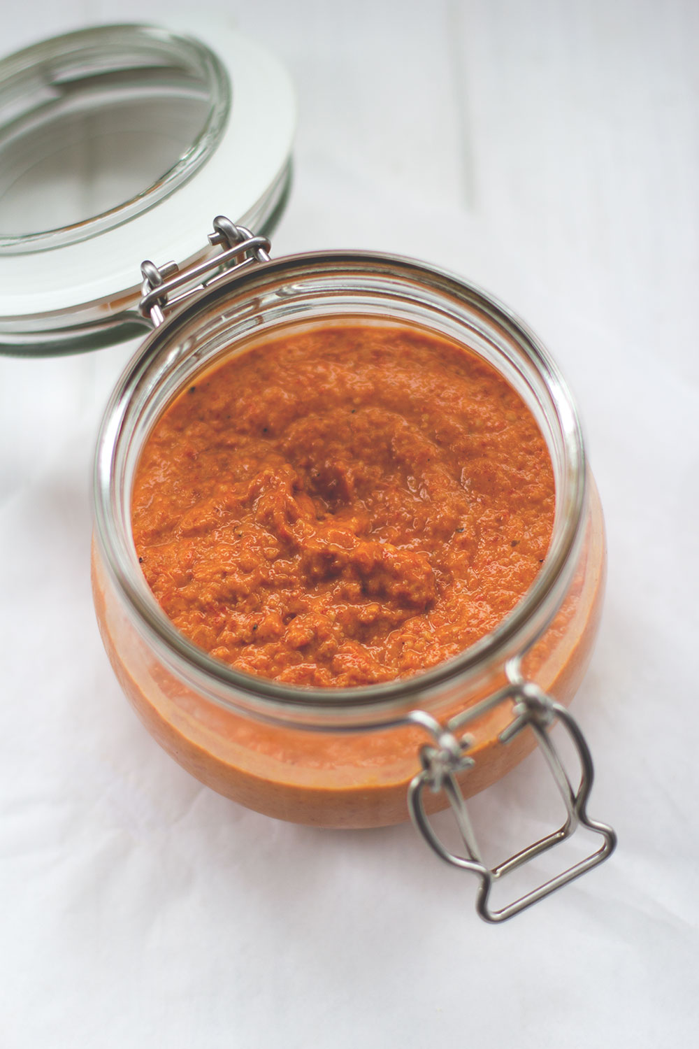 Rezept für leckeres Paprika-Pesto mit gerösteter Paprika und geräuchertem Paprikapulver