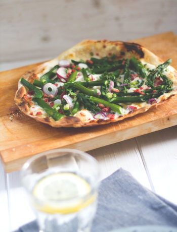 Rezept für leckeren Spargel-Mascarpone-Flammkuchen mit grünem Spargel, Speck und Frühlingszwiebeln | moeyskitchen.com #flammkuchen #spargel #grünerspargel #mascarpone #speck #frühling #foodblogger #rezepte