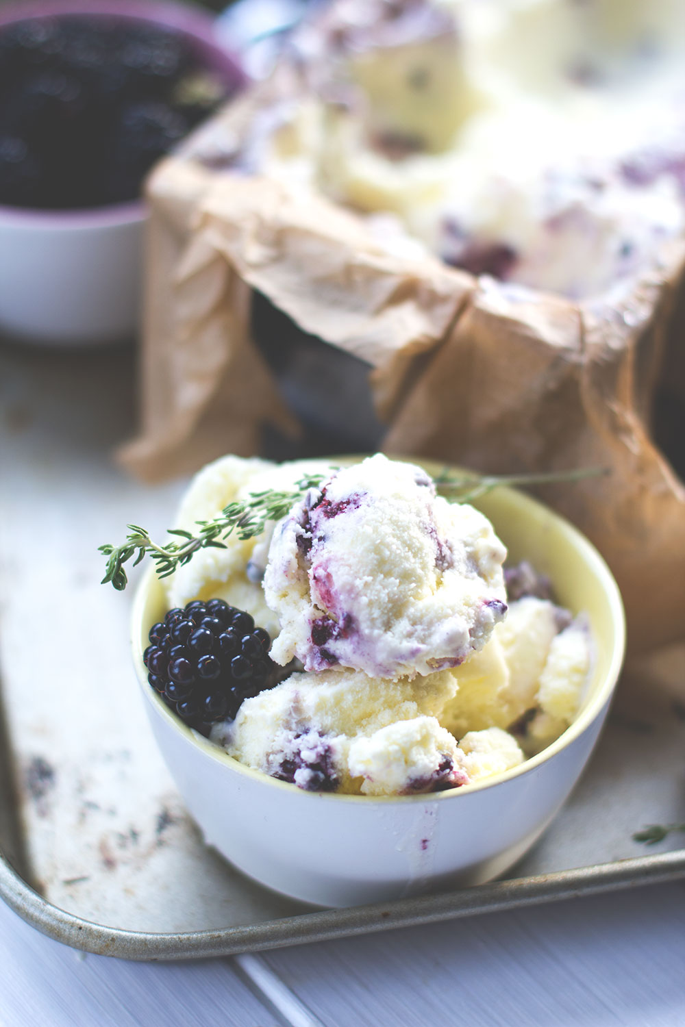 Rezept für Brombeer-Eis mit Ziegenfrischkäse, Honig und Thymian | moeyskitchen.com