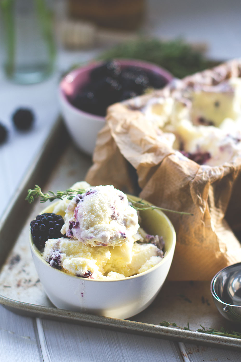 Rezept für Brombeer-Eis mit Ziegenfrischkäse, Honig und Thymian | moeyskitchen.com