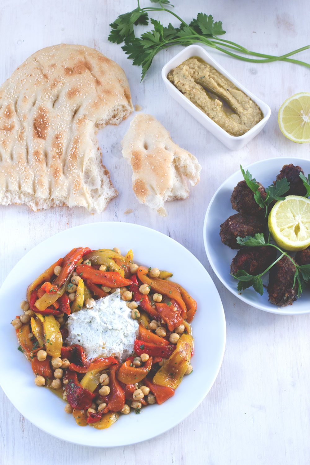 Tausendschönes Marokko: Paprika-Kichererbsen-Salat mit Ziegenfrischkäse und Lamm-Köfte 