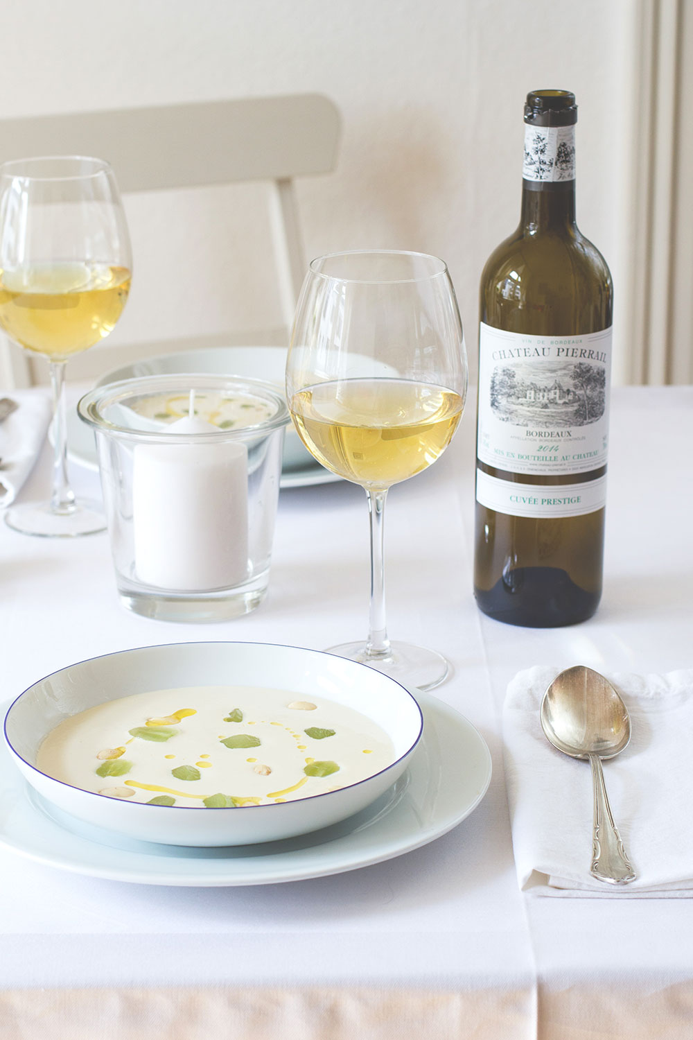 Dîner en blanc | White Dinner mit weißem Bordeaux und Ajoblanco #bordeauxlicious von moeyskitchen.com Dîner en blanc | White Dinner mit weißem Bordeaux und Ajoblanco #bordeauxlicious von moeyskitchen.com