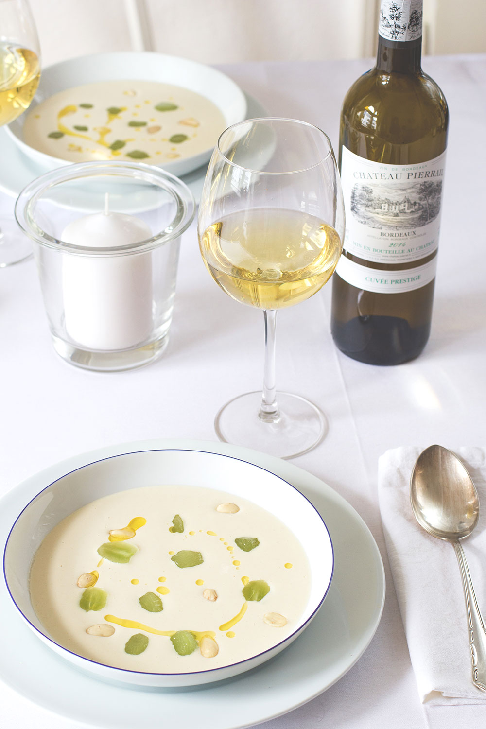Dîner en blanc | White Dinner mit weißem Bordeaux und Ajoblanco #bordeauxlicious von moeyskitchen.com Dîner en blanc | White Dinner mit weißem Bordeaux und Ajoblanco #bordeauxlicious von moeyskitchen.com