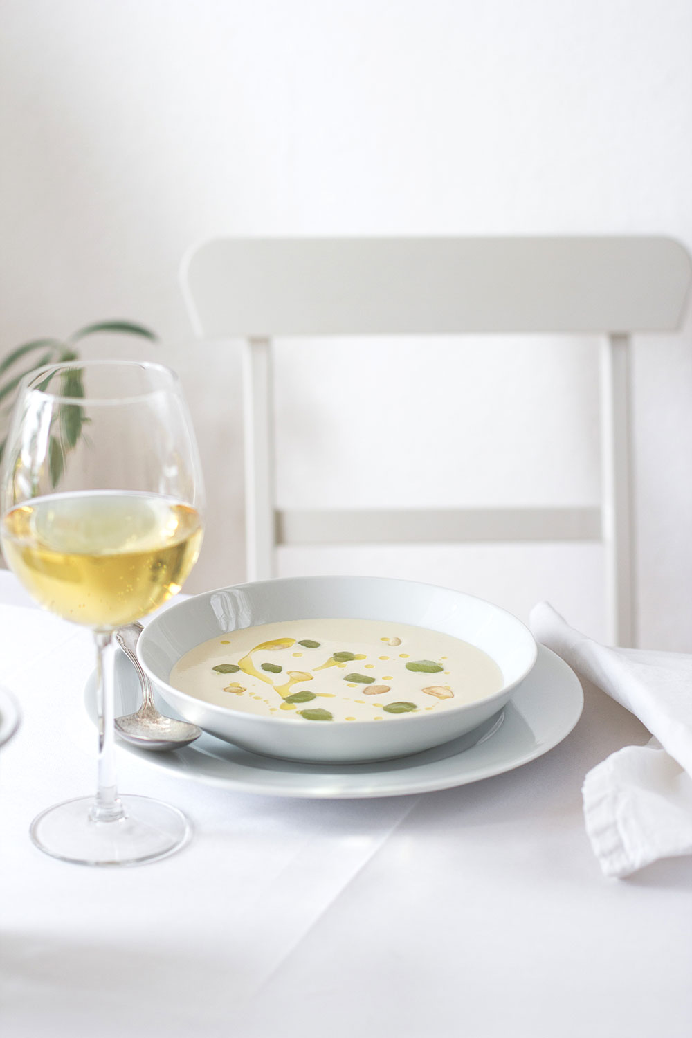 Dîner en blanc | White Dinner mit weißem Bordeaux und Ajoblanco #bordeauxlicious von moeyskitchen.com Dîner en blanc | White Dinner mit weißem Bordeaux und Ajoblanco #bordeauxlicious von moeyskitchen.com