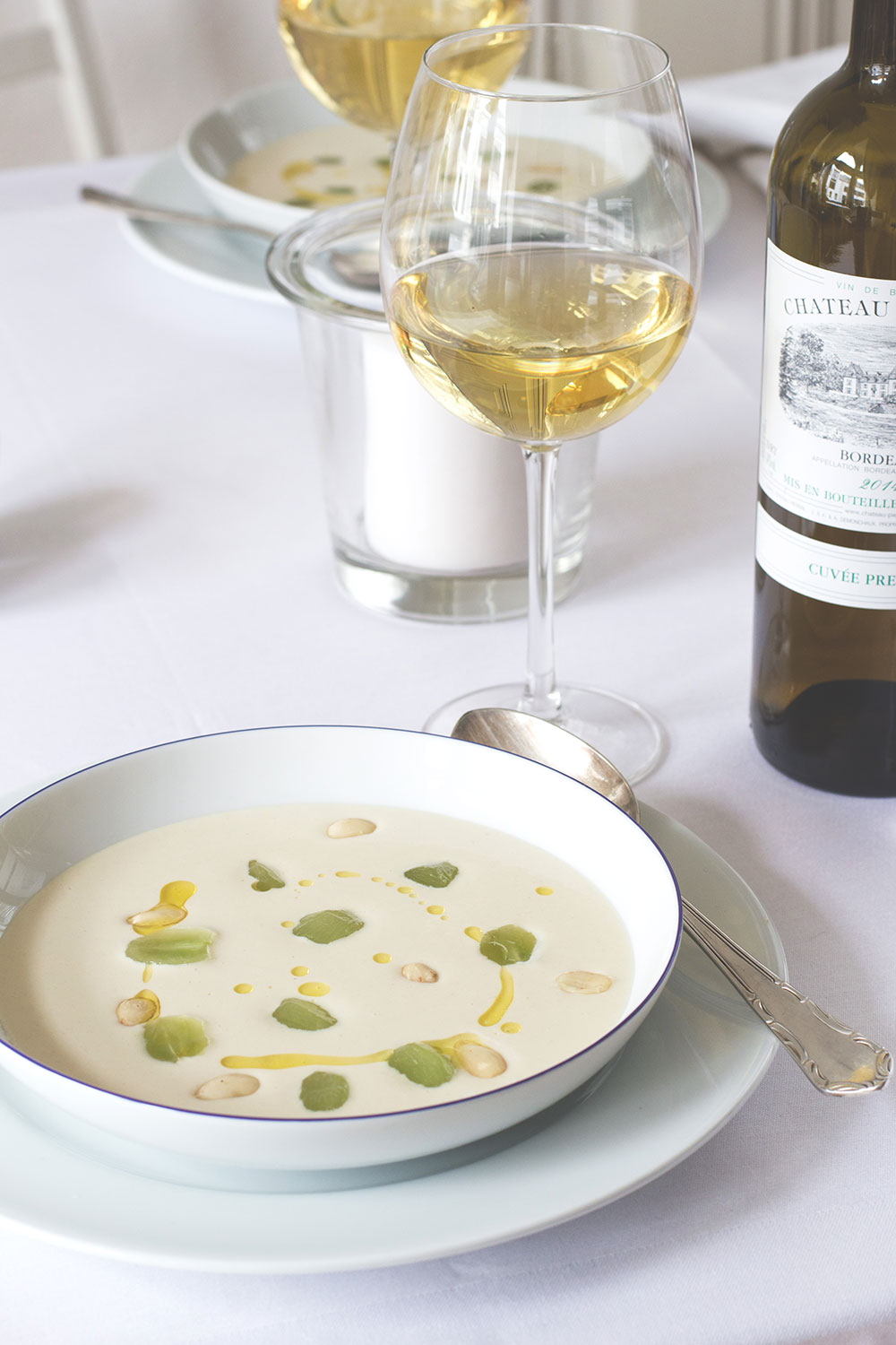 Dîner en blanc | White Dinner mit weißem Bordeaux und Ajoblanco #bordeauxlicious von moeyskitchen.com Dîner en blanc | White Dinner mit weißem Bordeaux und Ajoblanco #bordeauxlicious von moeyskitchen.com