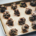 Rezept für selbst gemachte Meatballs – Hackfleischbällchen aus dem Ofen | Grundrezept für Hackbällchen, die sich einfrieren und vielseitig einsetzen lassen | moeyskitchen.com #hackfleischbällchen #hackbällchen #meatballs #hackfleisch #rezepte #foodblogger #ofenrezepte #grundrezepte