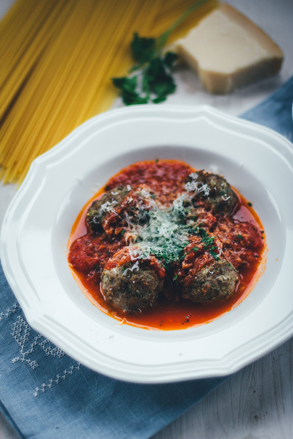 Rezept für selbst gemachte Meatballs – Hackfleischbällchen aus dem Ofen | Grundrezept für Hackbällchen, die sich einfrieren und vielseitig einsetzen lassen | moeyskitchen.com #hackfleischbällchen #hackbällchen #meatballs #hackfleisch #rezepte #foodblogger #ofenrezepte #grundrezepte