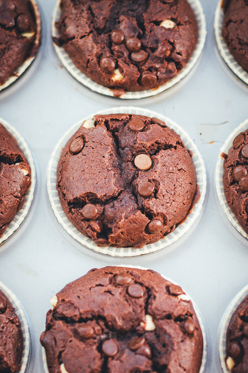 Rezept für die ultimativen Schoko-Muffins | Schokomuffins mit dreierlei Schokolade | moeyskitchen.com #muffins #schokomuffins #schokoladenmuffins #backen #foodblogger #rezepte
