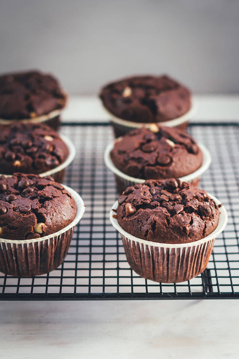 Rezept für die ultimativen Schoko-Muffins | Schokomuffins mit dreierlei Schokolade | moeyskitchen.com #muffins #schokomuffins #schokoladenmuffins #backen #foodblogger #rezepte