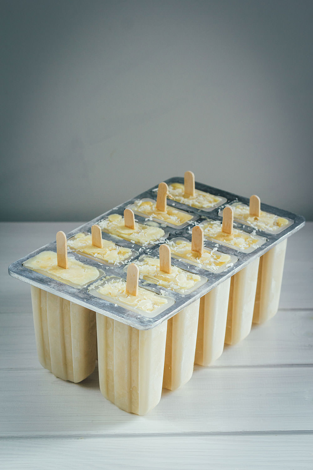 Rezept für Piña Colada Popsicles – gesundes Ananas-Kokos-Eis am Stiel | moeyskitchen.com #popsicles #eisamstiel #eis #ananas #kokos #gesunderezepte #rezepte #selbstgemacht #homemade #foodblogger