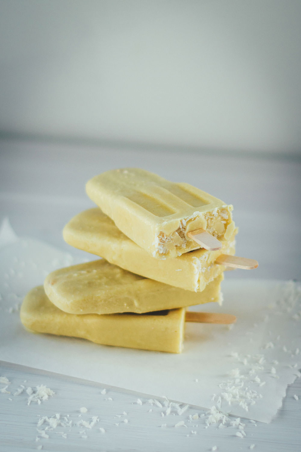 Rezept für Piña Colada Popsicles – gesundes Ananas-Kokos-Eis am Stiel | moeyskitchen.com #popsicles #eisamstiel #eis #ananas #kokos #gesunderezepte #rezepte #selbstgemacht #homemade #foodblogger