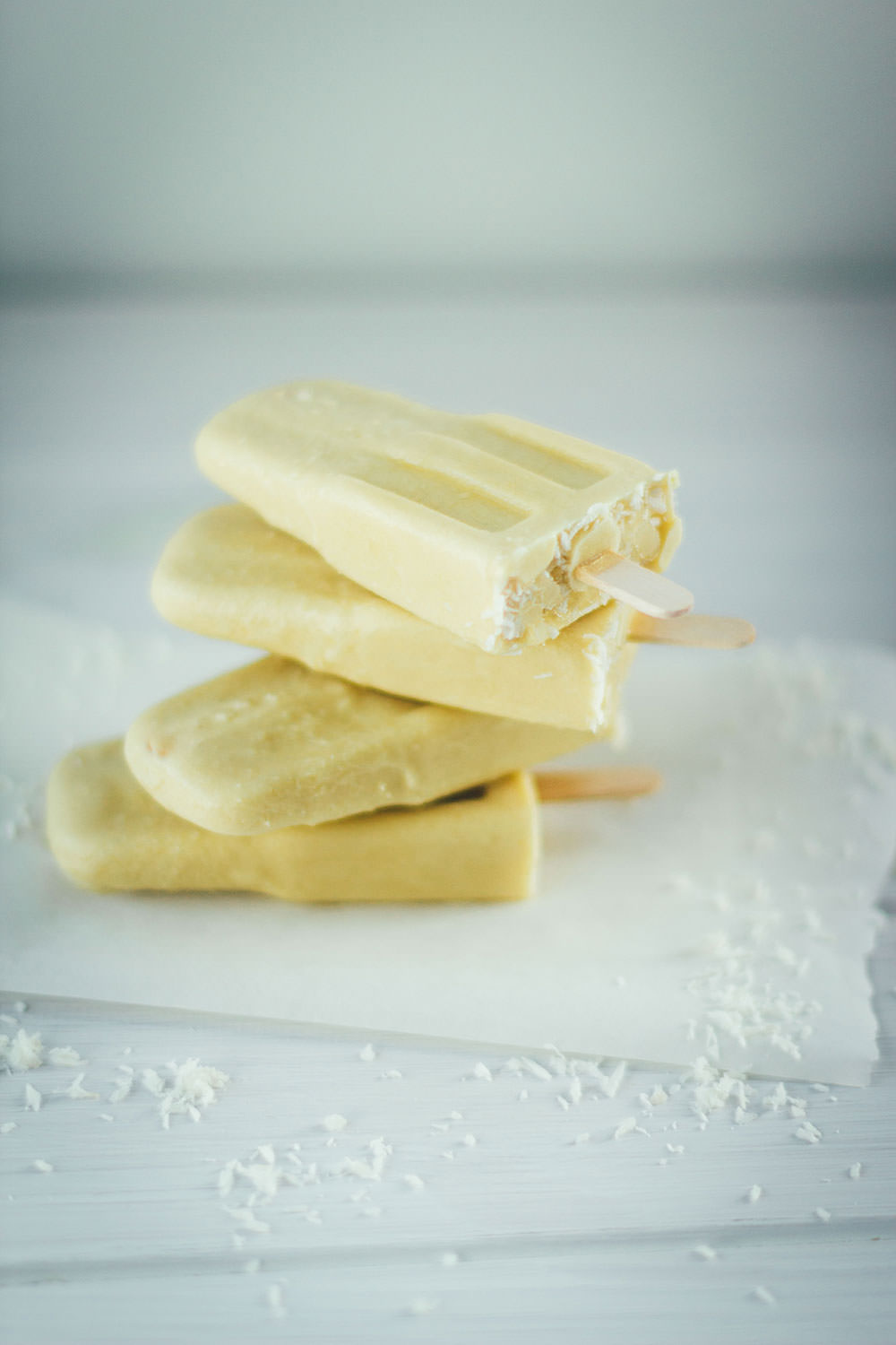 Rezept für Piña Colada Popsicles – gesundes Ananas-Kokos-Eis am Stiel | moeyskitchen.com #popsicles #eisamstiel #eis #ananas #kokos #gesunderezepte #rezepte #selbstgemacht #homemade #foodblogger