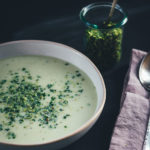 Rezept für cremige Blumenkohl-Birnen-Suppe mit Blauschimmelkäse und Haselnuss-Petersilien-Topping | moeyskitchen.com #suppe #suppenrezepte #rezepte #foodblogger #vegetarisch #veggie #blumenkohl #birnen