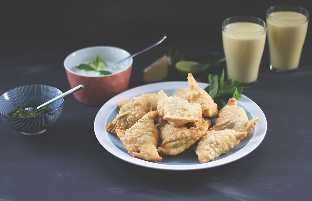 Rezept für Kartoffel-Samosas mit grünem Kräuter-Chutney, Gurken-Minz-Raita und Mango-Lassi