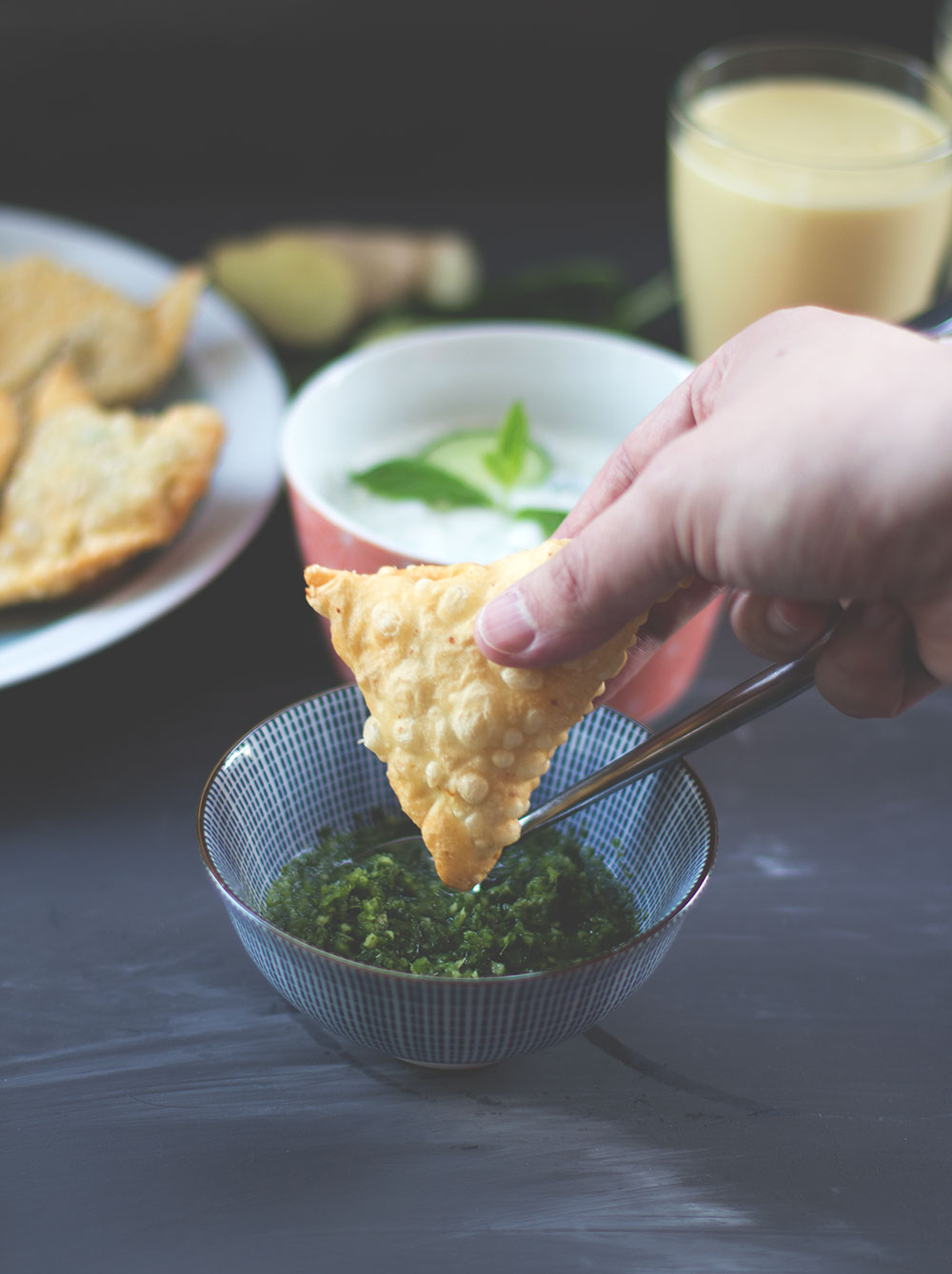 Rezept für Kartoffel-Samosas mit grünem Kräuter-Chutney, Gurken-Minz-Raita und Mango-Lassi Rezept für Kartoffel-Samosas mit grünem Kräuter-Chutney, Gurken-Minz-Raita und Mango-Lassi