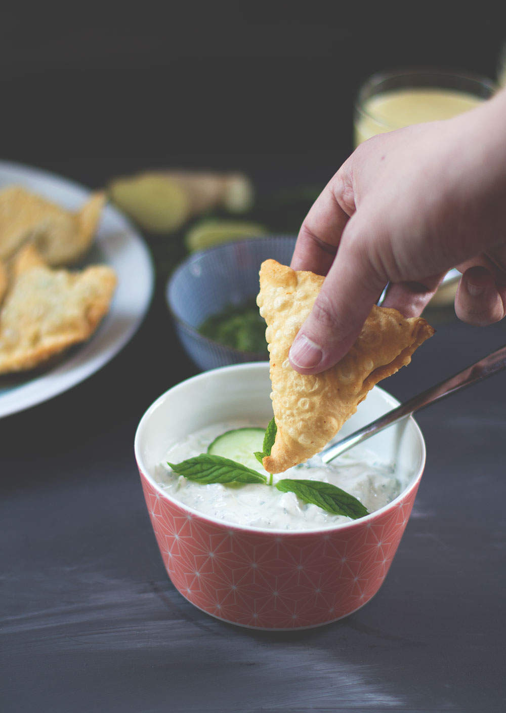 Rezept für Kartoffel-Samosas mit grünem Kräuter-Chutney, Gurken-Minz-Raita und Mango-Lassi Rezept für Kartoffel-Samosas mit grünem Kräuter-Chutney, Gurken-Minz-Raita und Mango-Lassi