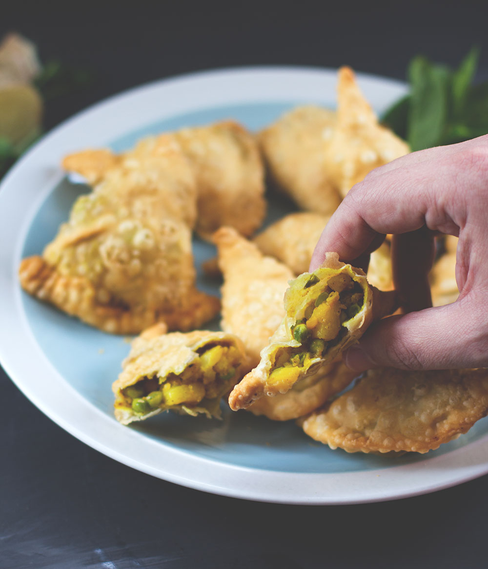 Rezept für Kartoffel-Samosas mit grünem Kräuter-Chutney, Gurken-Minz-Raita und Mango-Lassi Rezept für Kartoffel-Samosas mit grünem Kräuter-Chutney, Gurken-Minz-Raita und Mango-Lassi