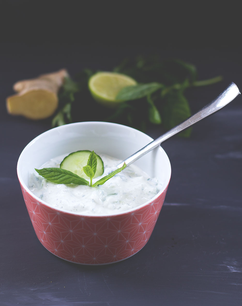 Rezept für Kartoffel-Samosas mit grünem Kräuter-Chutney, Gurken-Minz-Raita und Mango-Lassi Rezept für Kartoffel-Samosas mit grünem Kräuter-Chutney, Gurken-Minz-Raita und Mango-Lassi