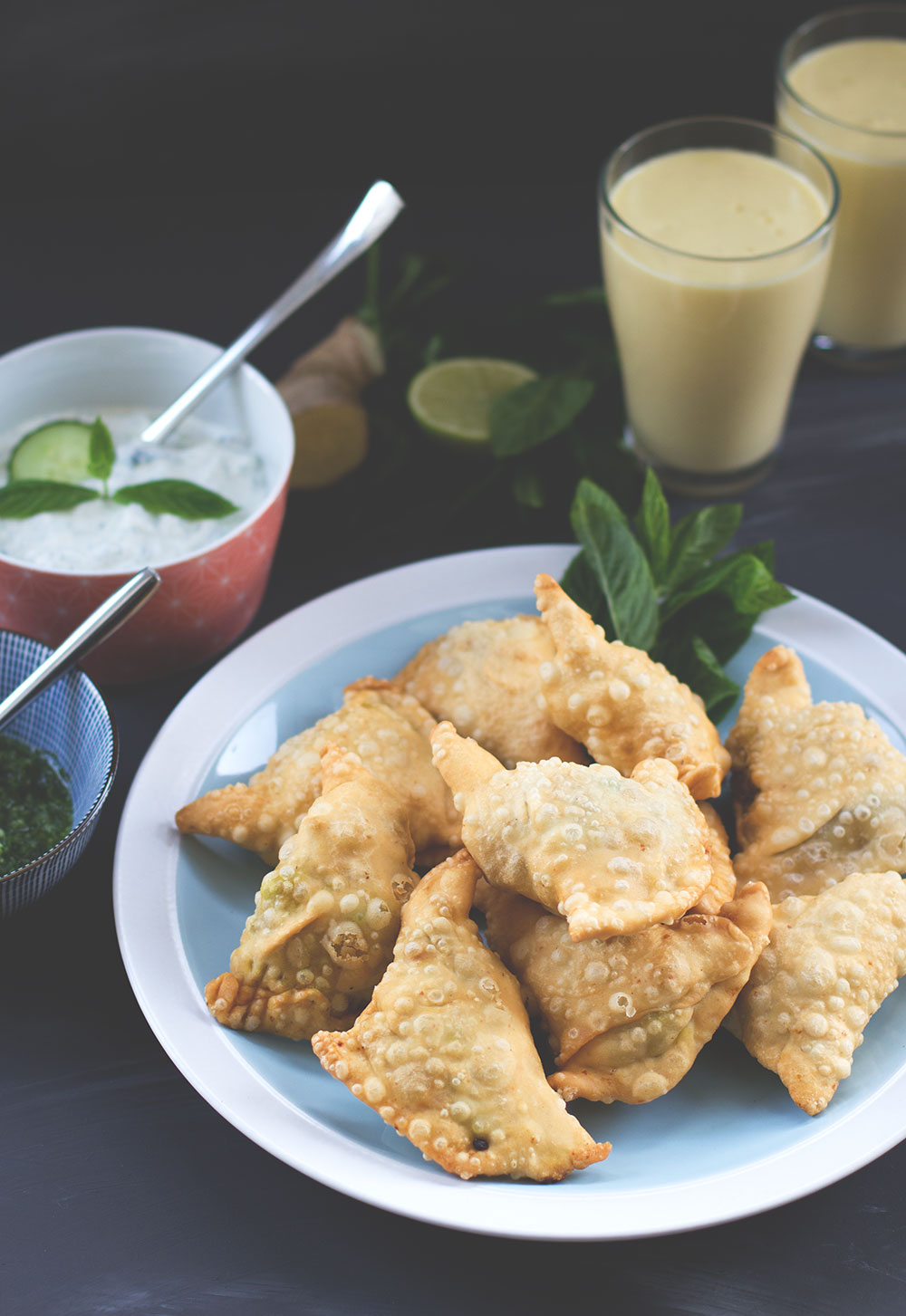 Rezept für Kartoffel-Samosas mit grünem Kräuter-Chutney, Gurken-Minz-Raita und Mango-Lassi Rezept für Kartoffel-Samosas mit grünem Kräuter-Chutney, Gurken-Minz-Raita und Mango-Lassi