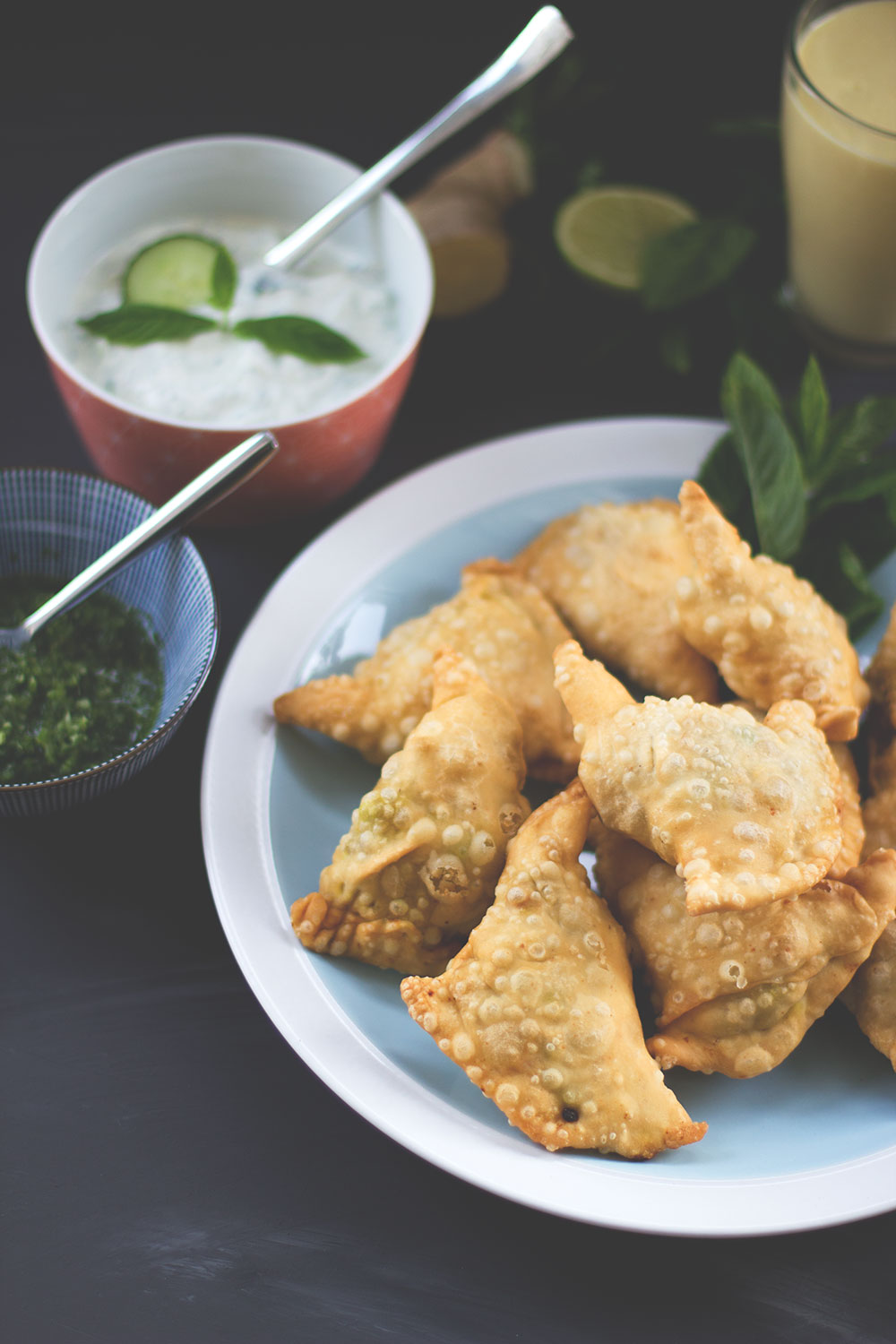 Rezept für Kartoffel-Samosas mit grünem Kräuter-Chutney, Gurken-Minz-Raita und Mango-Lassi Rezept für Kartoffel-Samosas mit grünem Kräuter-Chutney, Gurken-Minz-Raita und Mango-Lassi