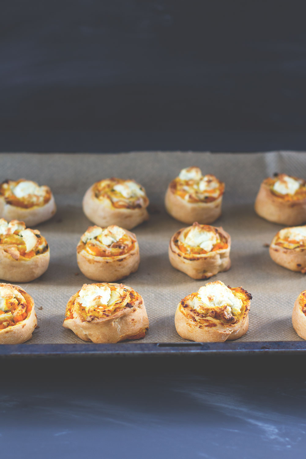 Herzhafter Hefeteig: Hefeschnecken mit Kürbis, Salbei, Feta und Walnüssen - leckere Kürbisschnecken von moeyskitchen.com
