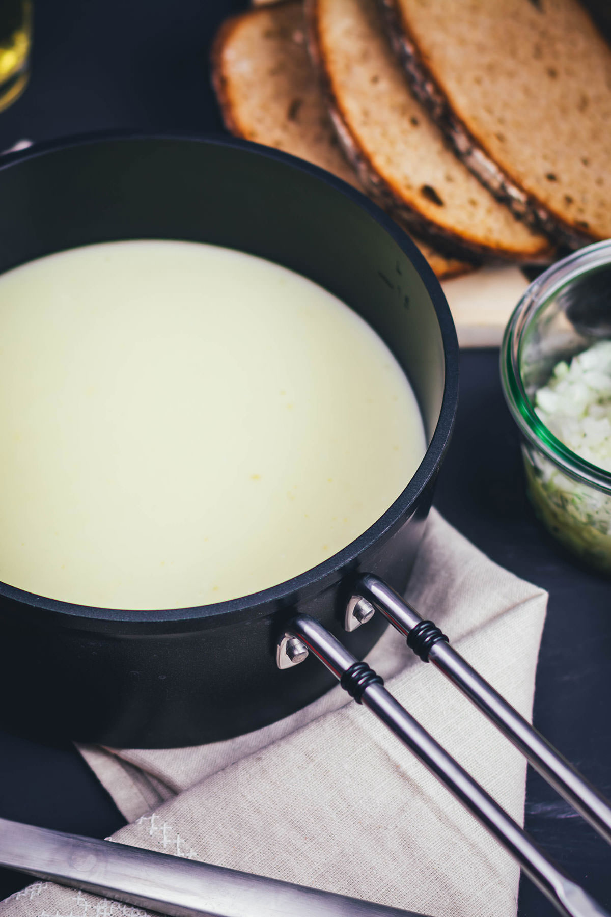 Rezept für hessischen Kochkäse mit Musik – deftig-würziger Brotaufstrich nach einem Landfrauen-Rezept mit Schichtkäse, ohne Schmelzkäse zubereitet! Einfach zu Hause selbstgemacht! Serviert mit Musik – in Essig und Öl eingelegten Zwiebeln. Mein Lieblingsgericht aus meiner Heimat Hessen | moeyskitchen.com 