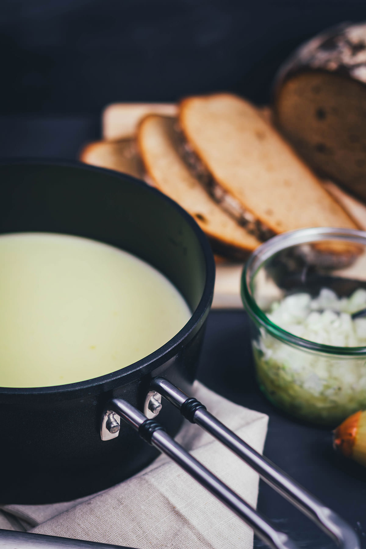 Rezept für hessischen Kochkäse mit Musik – deftig-würziger Brotaufstrich nach einem Landfrauen-Rezept mit Schichtkäse, ohne Schmelzkäse zubereitet! Einfach zu Hause selbstgemacht! Serviert mit Musik – in Essig und Öl eingelegten Zwiebeln. Mein Lieblingsgericht aus meiner Heimat Hessen | moeyskitchen.com