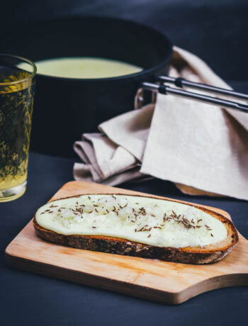 Rezept für hessischen Kochkäse mit Musik – deftig-würziger Brotaufstrich nach einem Landfrauen-Rezept mit Schichtkäse, ohne Schmelzkäse zubereitet! Einfach zu Hause selbstgemacht! Serviert mit Musik – in Essig und Öl eingelegten Zwiebeln. Mein Lieblingsgericht aus meiner Heimat Hessen | moeyskitchen.com